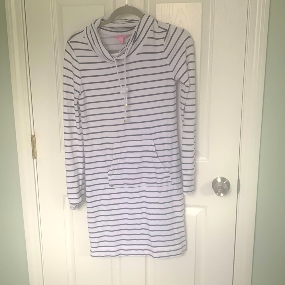Lily Pulitzer coverup dress size xs. 96% Rayon and 4% spandex. Navy and white
